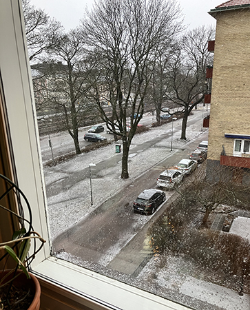 Snö utanför fönstret