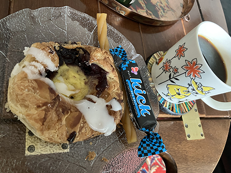 Söndagsfika med wienerbröd Kick och gul rem