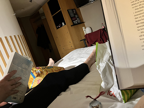 FEM och jag läser och äter godis på hennes hotellrum