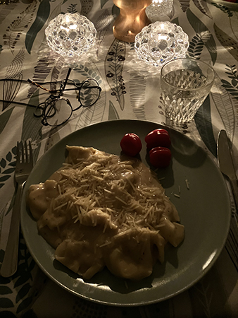 Färsk fylld pasta med ostsås Färsk fylld pasta med ostsås