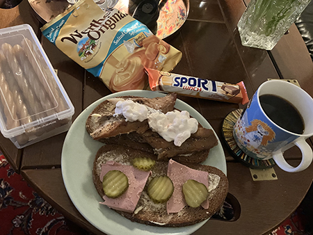 Kvällsmat mackor med makrill o pastej godis kaffe