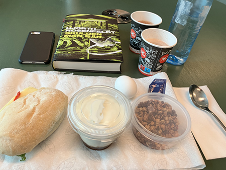 Lunch på jobbet med boken Skulden man bär