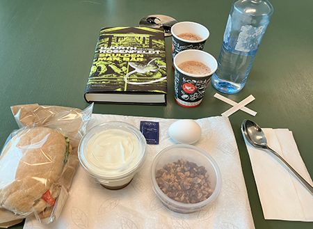 Onsdagslunch på jobbet med boken Skulden man bär