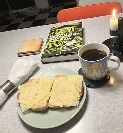 Rostat bröd kaffe o boken Skulden man bär