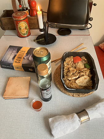 Thaikyckling med ris öl och boken Camille