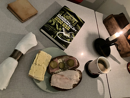 Tisdagskvällsmat mackor kaffe o boken Skulden man bär