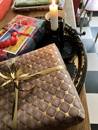 Födelsedagsbricka med paket o tänt ljus