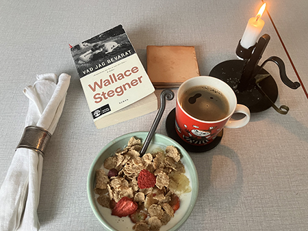 Frukost på Storgatan med tänt ljus