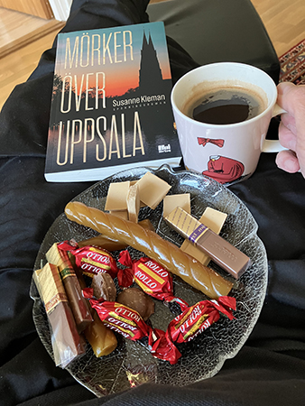 Godisassiett kaffe o boken Mörker över Uppsala