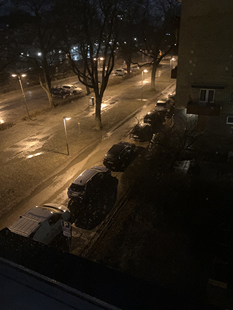 Onsdagsmorgon med regn o oväder genom ett fönster