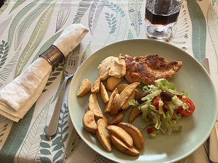 Stekt kycklingminutfilé klyftor sallad vin