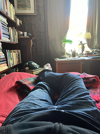 Vila ovanpå sängen