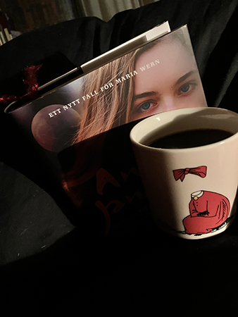 Boken Till offer åt det okända och Ninnimugg med kaffe på sängen