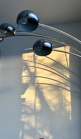 Golvlampa och skugga på väggen i Salen