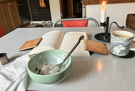 Hafsig onsdagsfrukost hemma med bok o tänt ljus