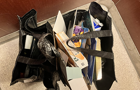 Kassar med papperförpackningar och glas