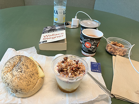 Onsdagslunch med macka ypghurt ägg varm choklad o bok