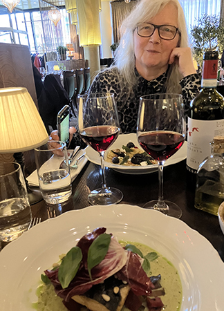 Anna vid huvudrätten på Aaltos