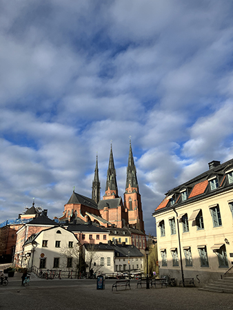 Domkyrkotornen mot ljusblå himmel med lätta moln