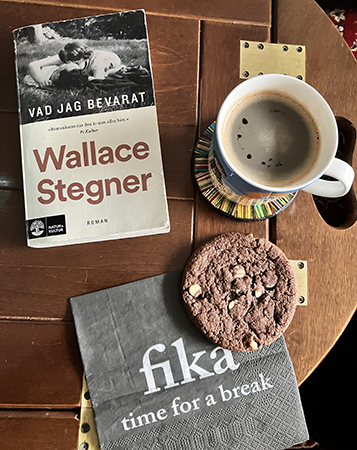 Fika med chokladcookie och boken Vad jag bevarat
