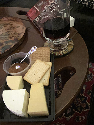 Helgens goda v 14 2024 ostbricka o cheddar med hjortronmarmelad rödvin