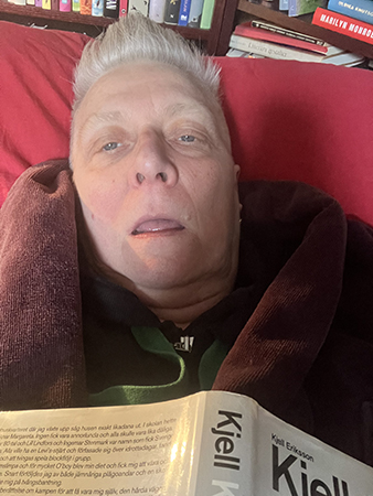 Jättesjuk vilar ovanpå sängen