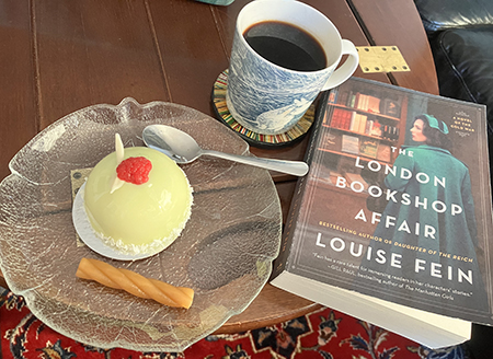 Kvällskaffe med bakelse halv kolarem o bok