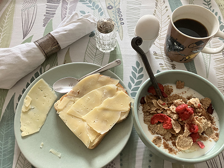 Lördagsfrukost med rostat bröd ägg o fil