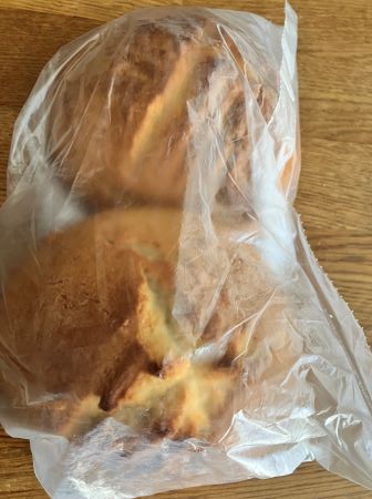 Nybakade brödbullar från T