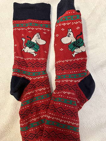 Röda Muminstrumpor med gröna paket