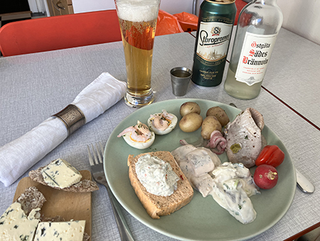 Sistaaprilmiddag med tre sorters sill skaldjurspaté ägghalvor potatis snaps öl o knäcke med ädelost