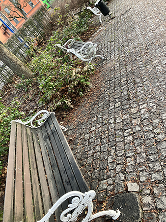 Träbänkar på sniskan