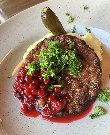 Lunch gulärtsbiff lingon potatispuré Clarion Hotel Gillet