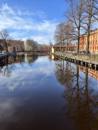 Spegelblank Fyriså från St Olofsbron em 23 apr 2024