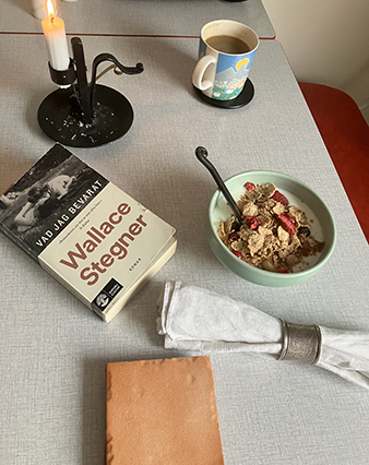 Tisdagsfrukost med tänt ljus