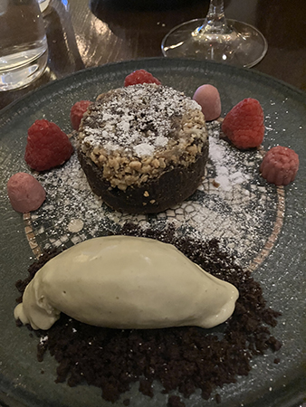 Chokladdessert med hallon och smält glass