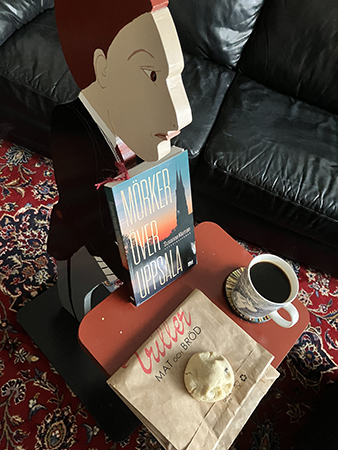 James med russintopp kaffe o boken Mörker över Uppsala
