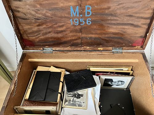 Öppet lock till mammas brudkista o foton i ramar däri