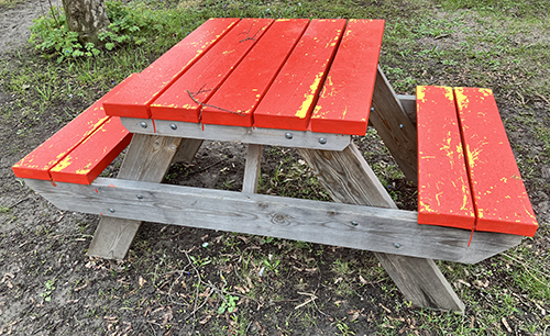Utemöbel i rödmålat trä