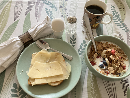 Söndagsfrukost med rostat bröd fil kokt ägg kaffe