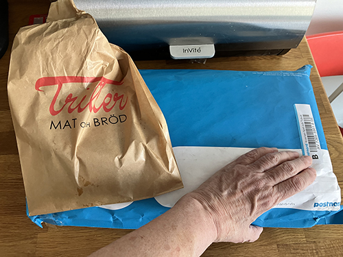 Påse från Triller och blått paket från FEM