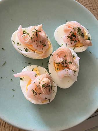 Ägghalvor med räkor Kalles kaviar o frusen dill