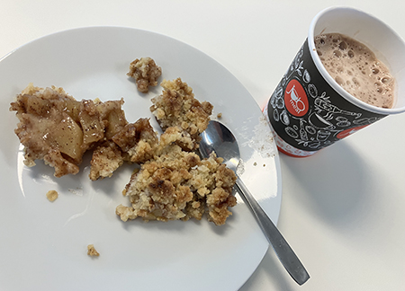 Äppelkaka och varm choklad