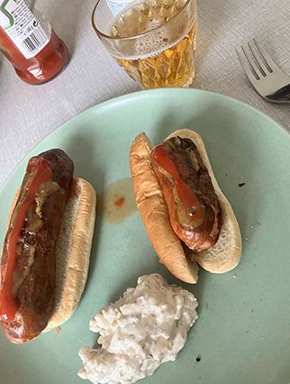 Kalkonkorv med bröd räksallad och ett glas öl