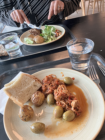 Lisbeth o jag lunchar kyckling