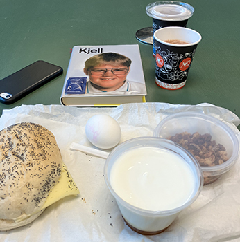 Lunch med boken Kjell macka ypghurt ägg o varm choklad