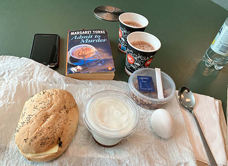 Lunch med litteratur, macka, varm choklad, vatten, ägg och yoghurt,