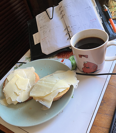 Skrivbordslunch med Ts scones och kaffe