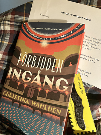 Boken Förbjuden ingång med hemligt brev och mustasch