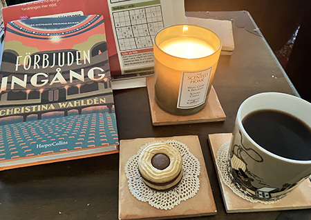 Kvällskaffe med Ballerina boken Förbjuden ingång sudoku och tänt ljus